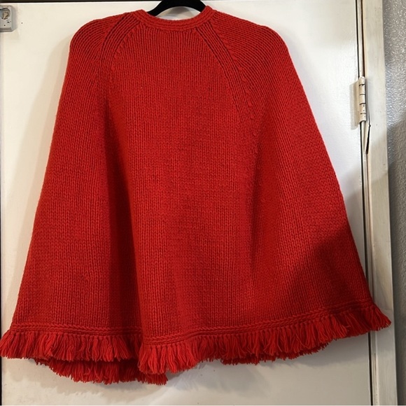 Vintage Lucky Brand Red Cape Wrap Chunky Knit Woven Wool Wood Buttons M Fringe - Picture 2 of 5